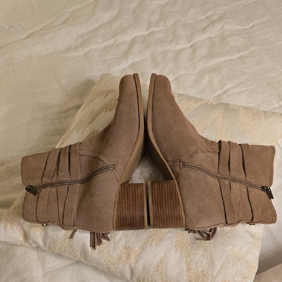 Koolaburra Tan Suede Ankle Boots with Tassel - Picture 7 of 14